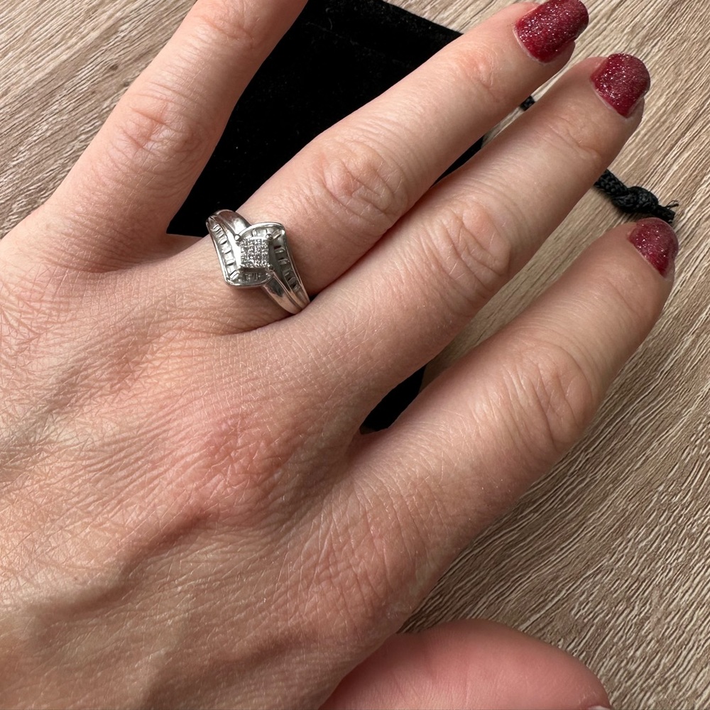 10k white gold ring with diamonds